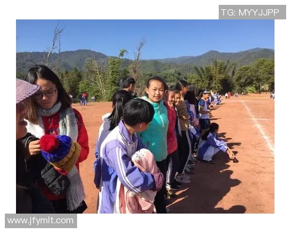 足球小草的成长之路：从校园到职业赛场的梦想与奋斗